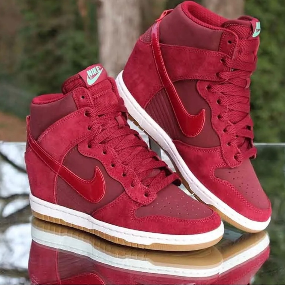 Nike Women’s Dunk Sky Hi Essential